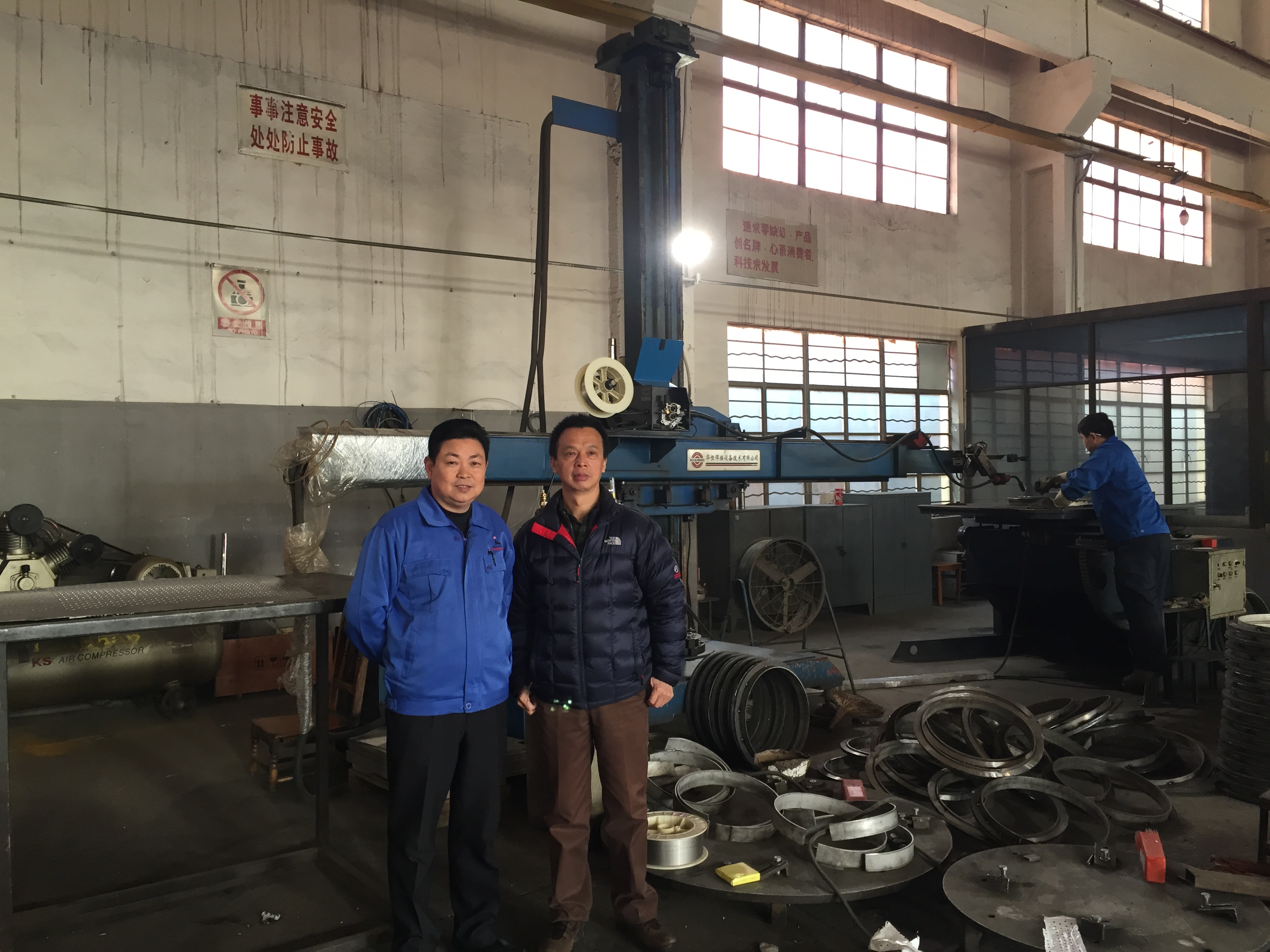 图为海狮邬总和42923金牛版官网徐董在42923金牛版官网老装备前合影 图为海狮邬总和42923金牛版官网徐董在42923金牛版官网老装备前合影
